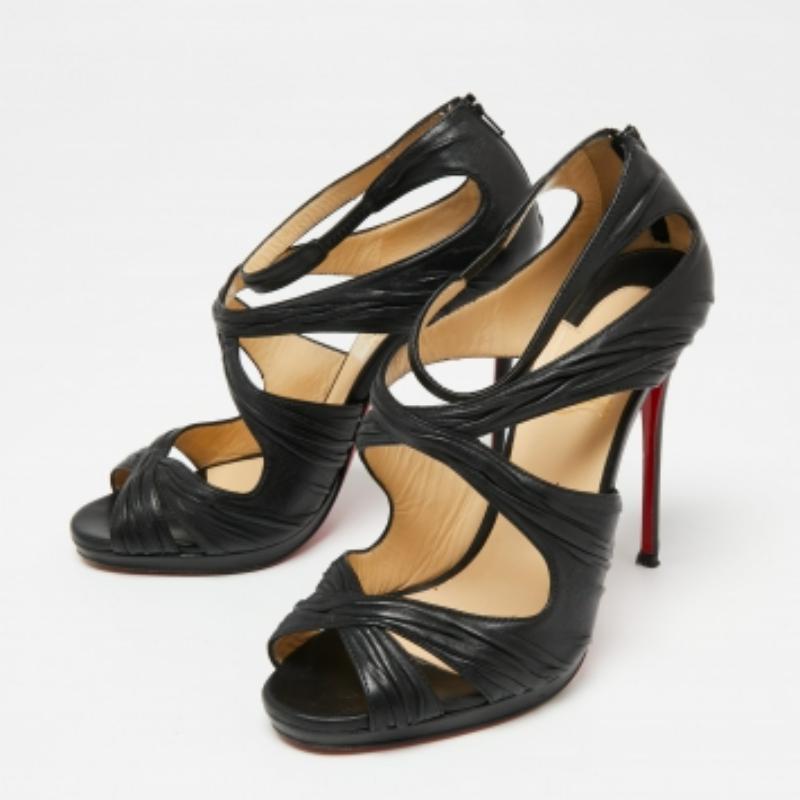Christian Louboutin Sandales Kashou en cuir plissé noir Taille 38 en vente 2