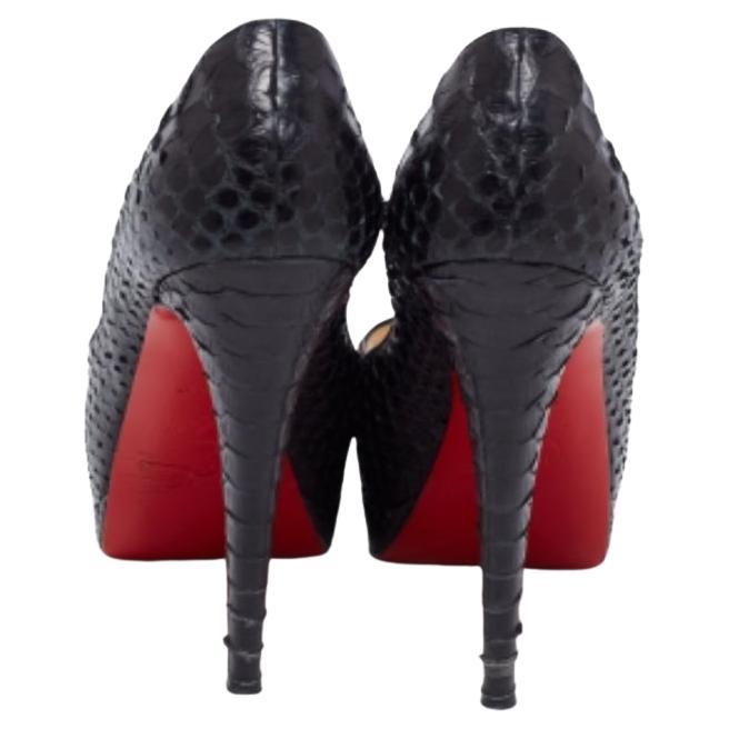 Questo splendido paio di décolleté Eleg di Christian Louboutin aggiungerà sicuramente eleganza ai tuoi outfit. Le décolleté peep-toe sono state realizzate in pelle di pitone nera e sono dotate di comode solette. Sono dotate di tacco di 13 cm,