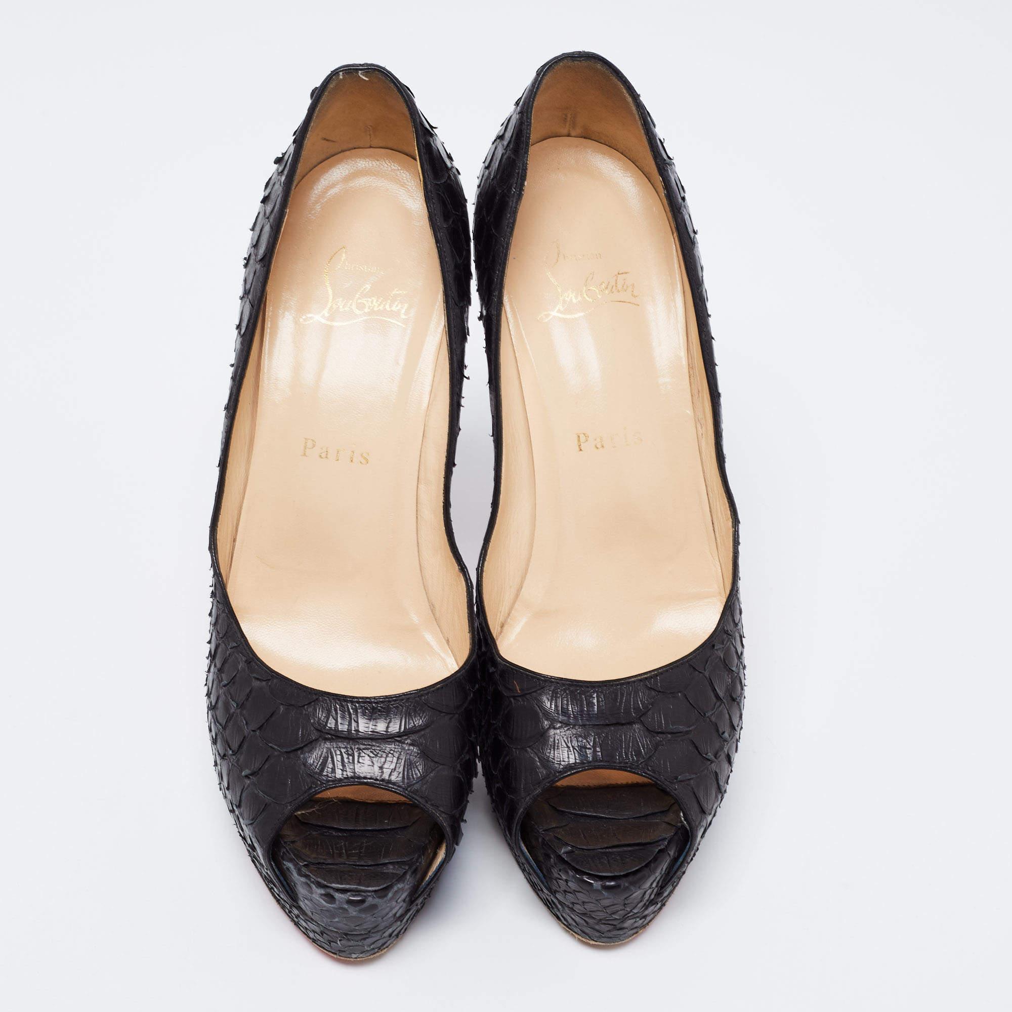 This stunning pair of Altadama pumps from Christian Louboutin are sure to add elegance to your outfits. The peep-toe pumps have been crafted from black python leather, and they come with comfortable insoles. They are complete with 13 cm heels,