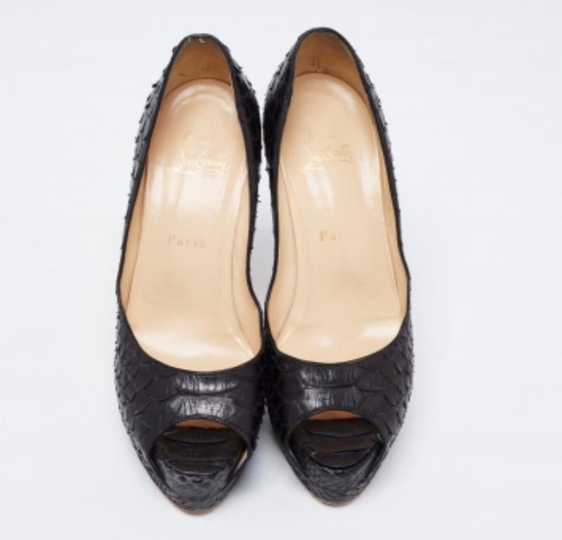 Nero Christian Louboutin - Pitone nero Altadama - Pompe con piattaforma Peep-Toe Taglia 38 in vendita