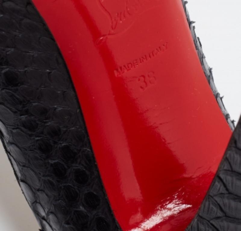 Christian Louboutin - Pitone nero Altadama - Pompe con piattaforma Peep-Toe Taglia 38 In condizioni buone in vendita a Dubai, Al Qouz 2