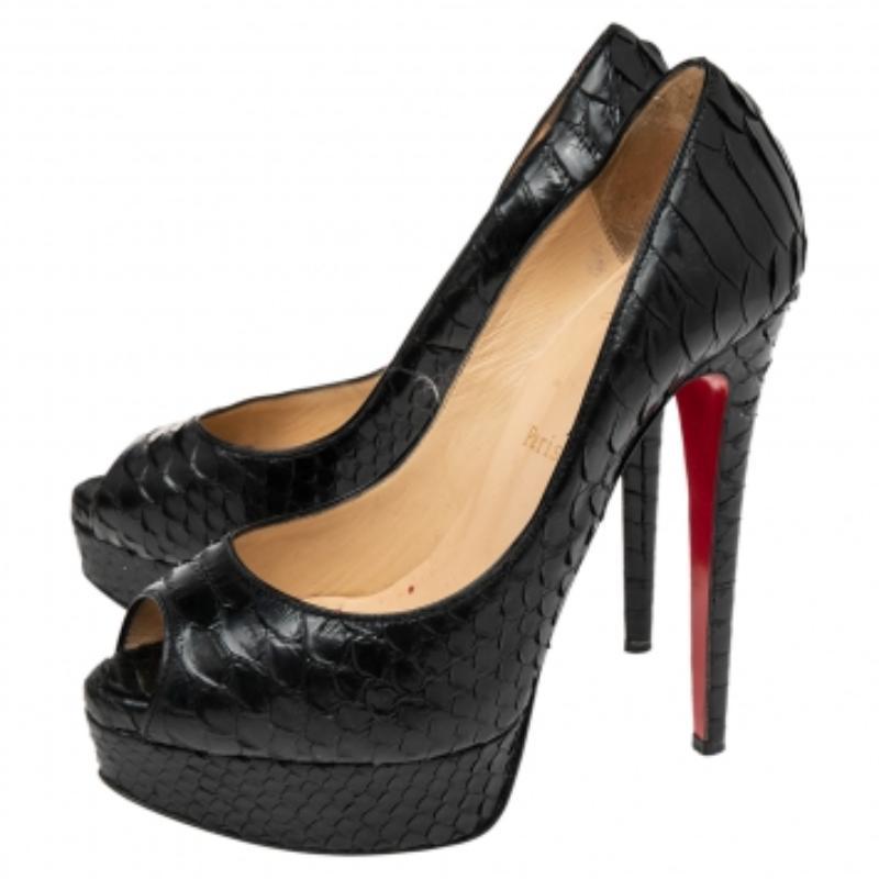 Démarquez-vous de la foule avec cette superbe paire de Louboutins qui respire la haute couture avec classe ! Collectionné en python, ce modèle est issu de la collection Lady Peep. Elles présentent une teinte noire classique, des bouts pointus et un