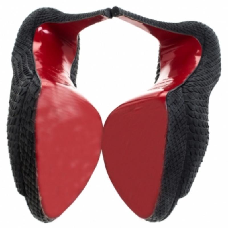 Heben Sie sich von der Masse ab mit diesem herrlichen Paar Louboutins, das High Fashion mit Klasse ausstrahlt! Dieses Modell aus Pythonleder ist eine Kreation aus der Lady Peep Collection'S. Sie sind in klassischem Schwarz gehalten, haben Peep-Toes