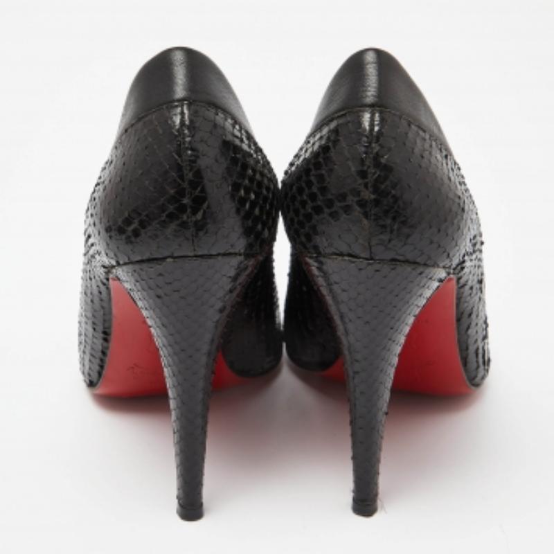 Completa il tuo outfit ben riuscito con queste scarpe di Christian Louboutin. Senza tempo e di classe, hanno una costruzione straordinaria per una qualità duratura e una vestibilità confortevole.