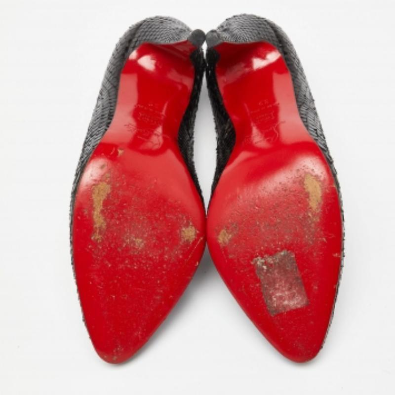 Nero Christian Louboutin Pumps con scollo a V in pelle di pitone nera misura 39 in vendita