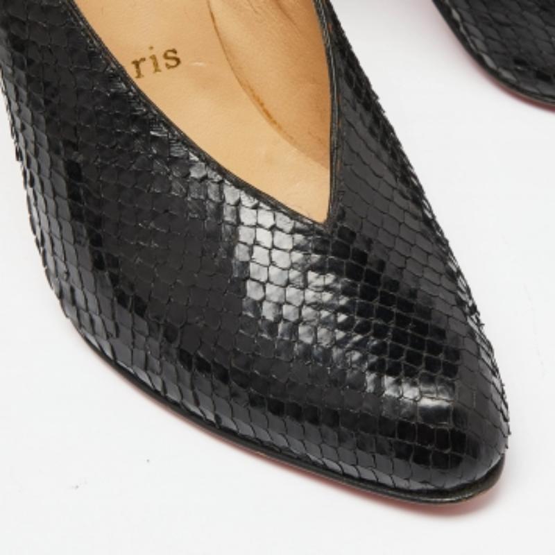 Christian Louboutin Pumps con scollo a V in pelle di pitone nera misura 39 In condizioni buone in vendita a Dubai, Al Qouz 2