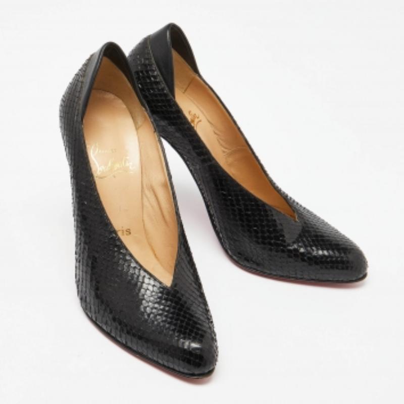 Donna Christian Louboutin Pumps con scollo a V in pelle di pitone nera misura 39 in vendita