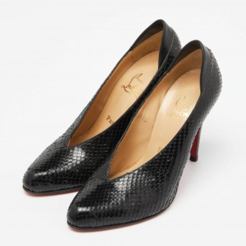 Christian Louboutin Pumps con scollo a V in pelle di pitone nera misura 39 in vendita 1
