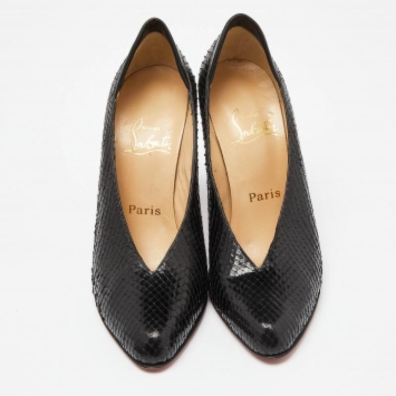 Christian Louboutin Pumps con scollo a V in pelle di pitone nera misura 39 in vendita 2