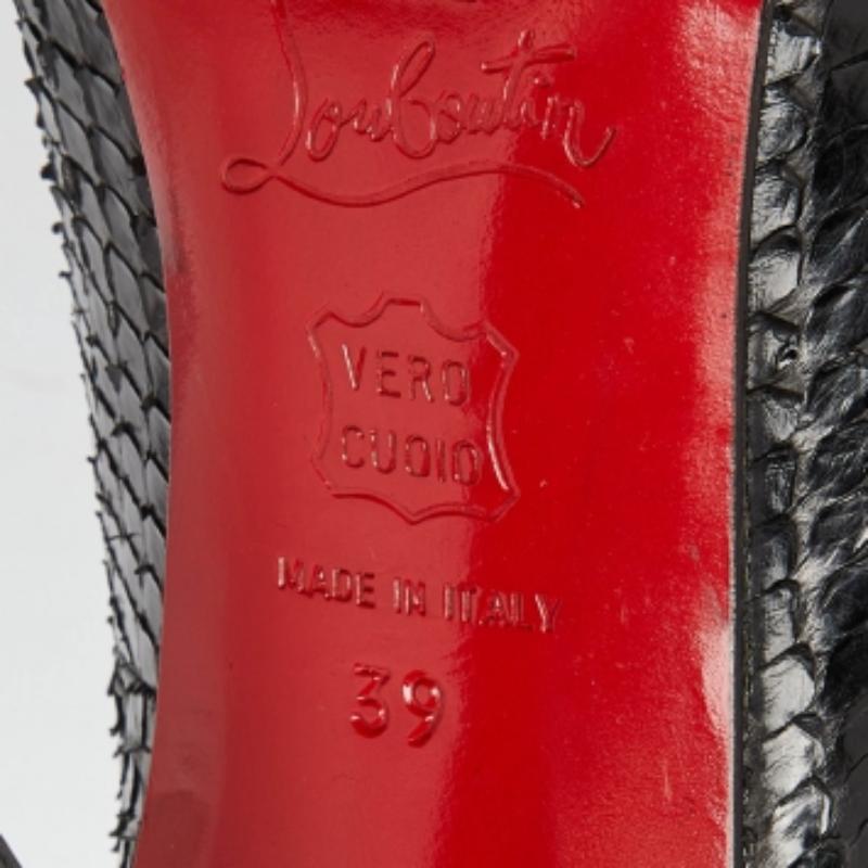 Christian Louboutin Pumps con scollo a V in pelle di pitone nera misura 39 in vendita 4