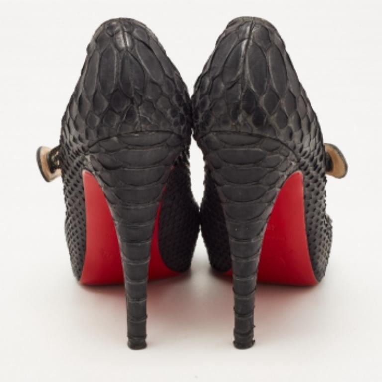 Zeigen Sie einen eleganten Stil mit diesem Paar Pumps. Diese eleganten Schuhe sind aus hochwertigen Materialien gefertigt. Sie sind auf robusten Sohlen und schlanken Absätzen aufgebaut.