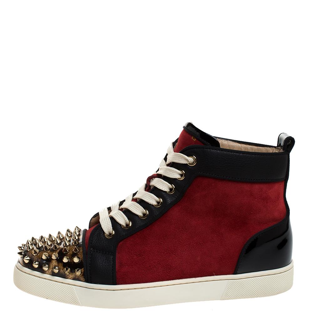 Feel great in your casual wear every time you step out in these sneakers from Christian Louboutin. They have been crafted from leather and suede and styled as a high top with spikes on the cap toes. The sneakers carry lace-up vamps and the signature