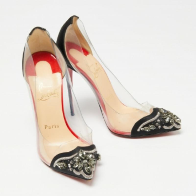 Inspirés de l'industrie cinématographique hindoue glamour appelée Bollywood, ces escarpins Christian Louboutin présentent des découpes épurées et une cambrure galbée. Les bouts pointus sont décorés d'embellissements artisanaux et les contreforts