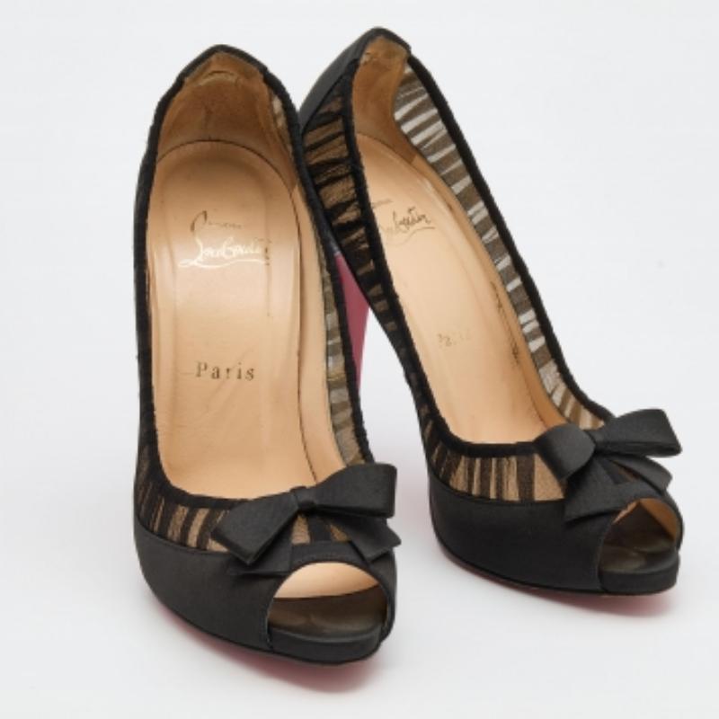 Este par de zapatos de salón es la personificación del estilo femenino y la sofisticación. Fabricado con materiales de calidad, está elegantemente elevado sobre tacones de cuña y equipado con cómodas plantillas.