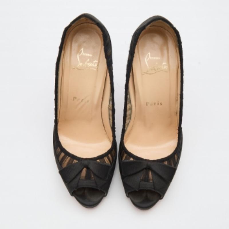 Christian Louboutin Negro Satén y Tela Angelique Bow Peep Toe Bombas Tamaño 36.5 en Bueno estado para la venta en Dubai, Al Qouz 2