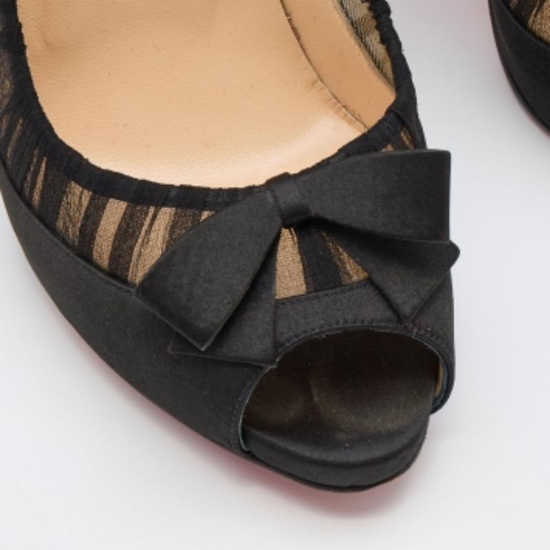 De las mujeres Christian Louboutin Negro Satén y Tela Angelique Bow Peep Toe Bombas Tamaño 36.5 en venta