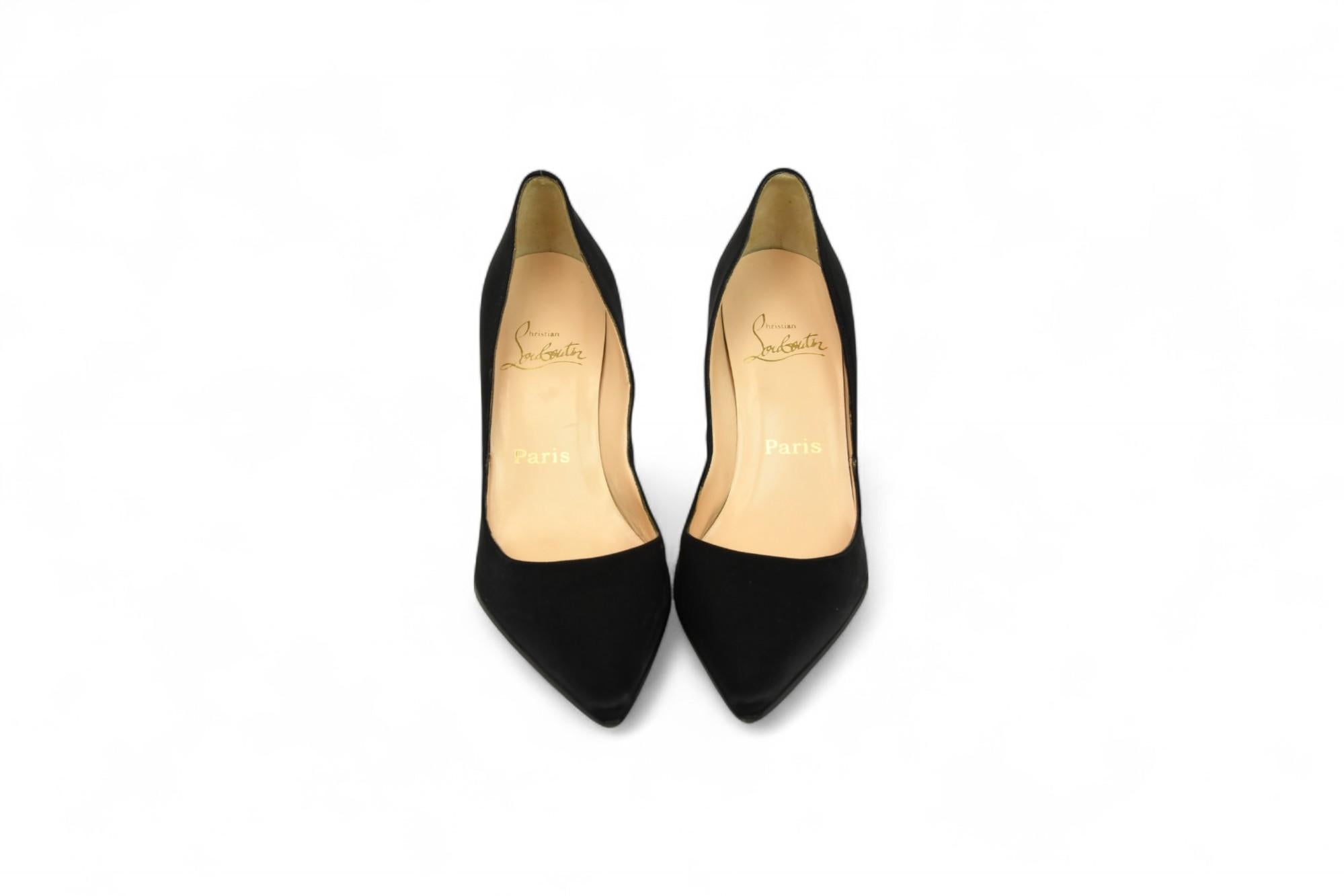 Un intramontabile punto fermo della linea Louboutin, queste décolleté So Kate in raso nero sono l'epitome della raffinatezza elegante. La punta affilata e il sottile tacco a spillo scolpiscono una silhouette ultra-femminile, mentre l'iconica suola