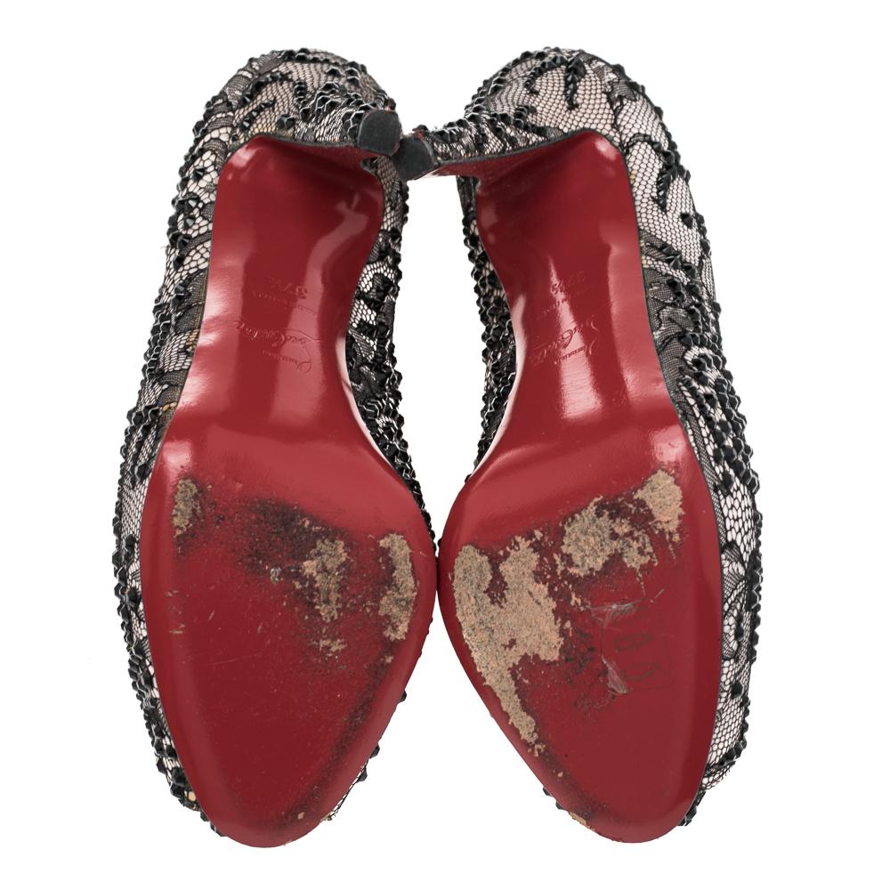 Questo splendido paio di décolleté Very Prive di Christian Louboutin aggiungerà sicuramente un tocco di classe ai tuoi outfit. Le décolleté peep-toe sono state realizzate in raso e pizzo e sono dotate di comode solette in pelle. Sono dotate di tacco