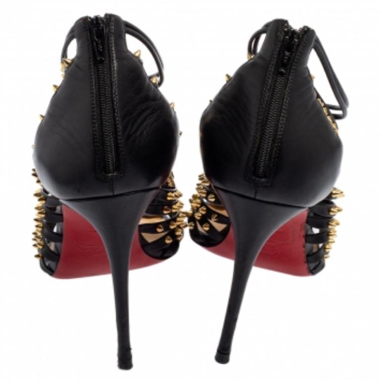 Christian Louboutin - Sandales Millaclou en cuir cloutées noires, taille 37 État moyen - En vente à Dubai, Al Qouz 2