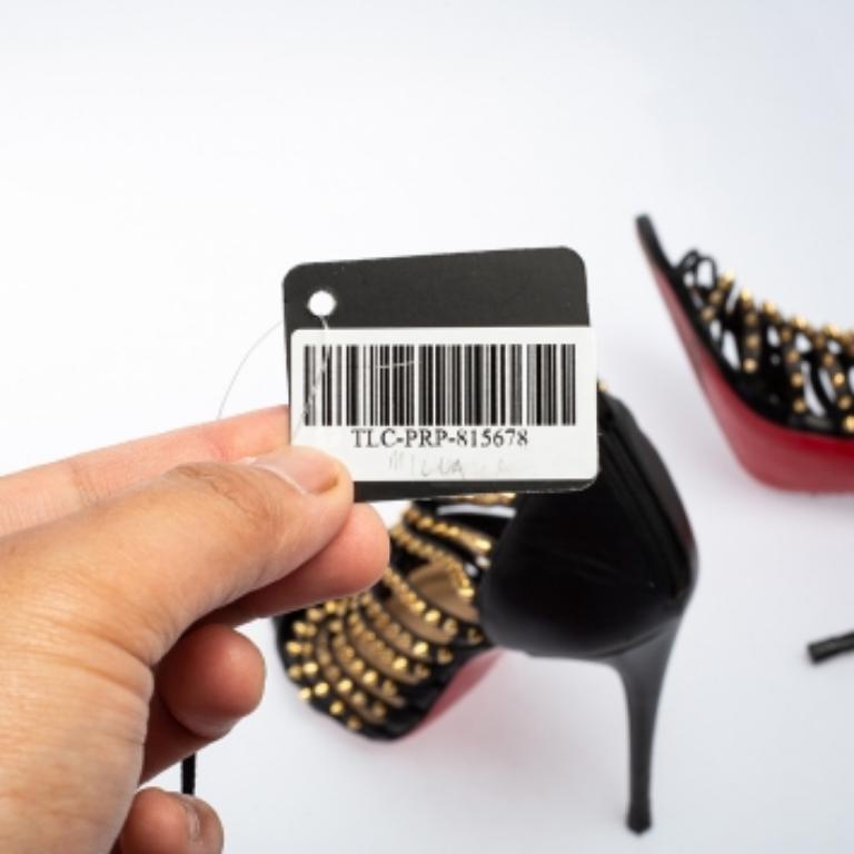 Christian Louboutin - Sandales Millaclou en cuir cloutées noires, taille 37 en vente 3