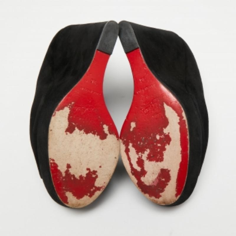Nero Christian Louboutin Sandali con zeppa in camoscio nero Affiche Peep-Toe Taglia 36 in vendita