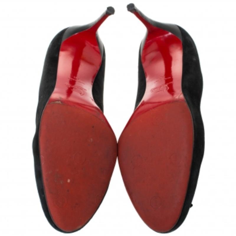 Ces escarpins classiques de Christian Louboutin sont parfaits pour toutes les occasions. Elles ont été confectionnées en daim et en cuir de qualité et se déclinent dans une teinte noire. Elles sont dotées d'un bout rond, d'un petit nœud sur