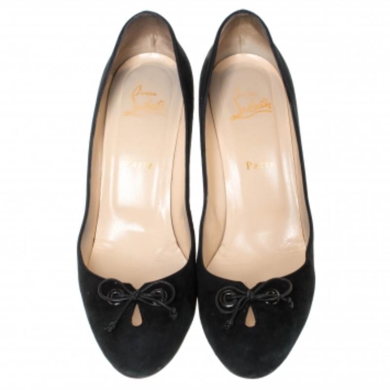 Noir Christian Louboutin escarpins noirs en daim et cuir avec nœud papillon, taille 40 en vente