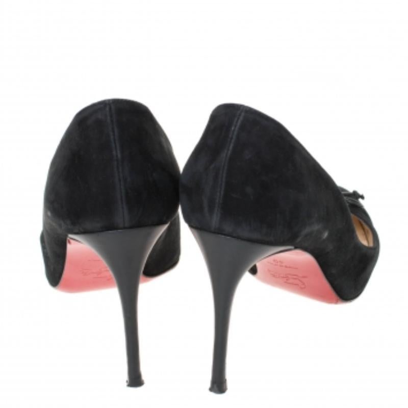 Christian Louboutin escarpins noirs en daim et cuir avec nœud papillon, taille 40 État moyen - En vente à Dubai, Al Qouz 2