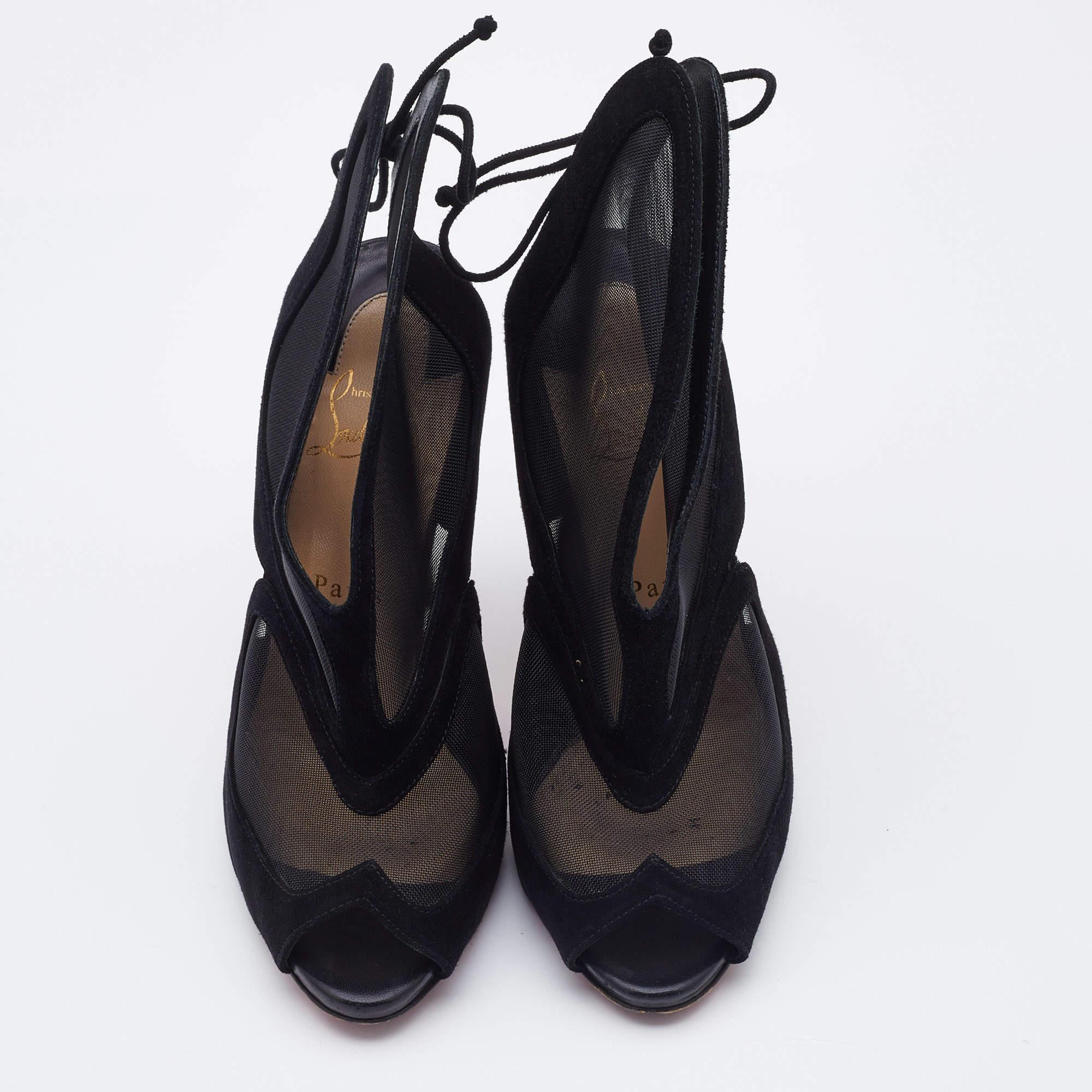 Scegli questi eleganti stivaletti della casa di Christian Louboutin per un look alla moda senza sforzo. Realizzate in pelle scamosciata e mesh, sono di colore nero e hanno la punta aperta, i lacci posteriori e il tacco di 12 cm.

