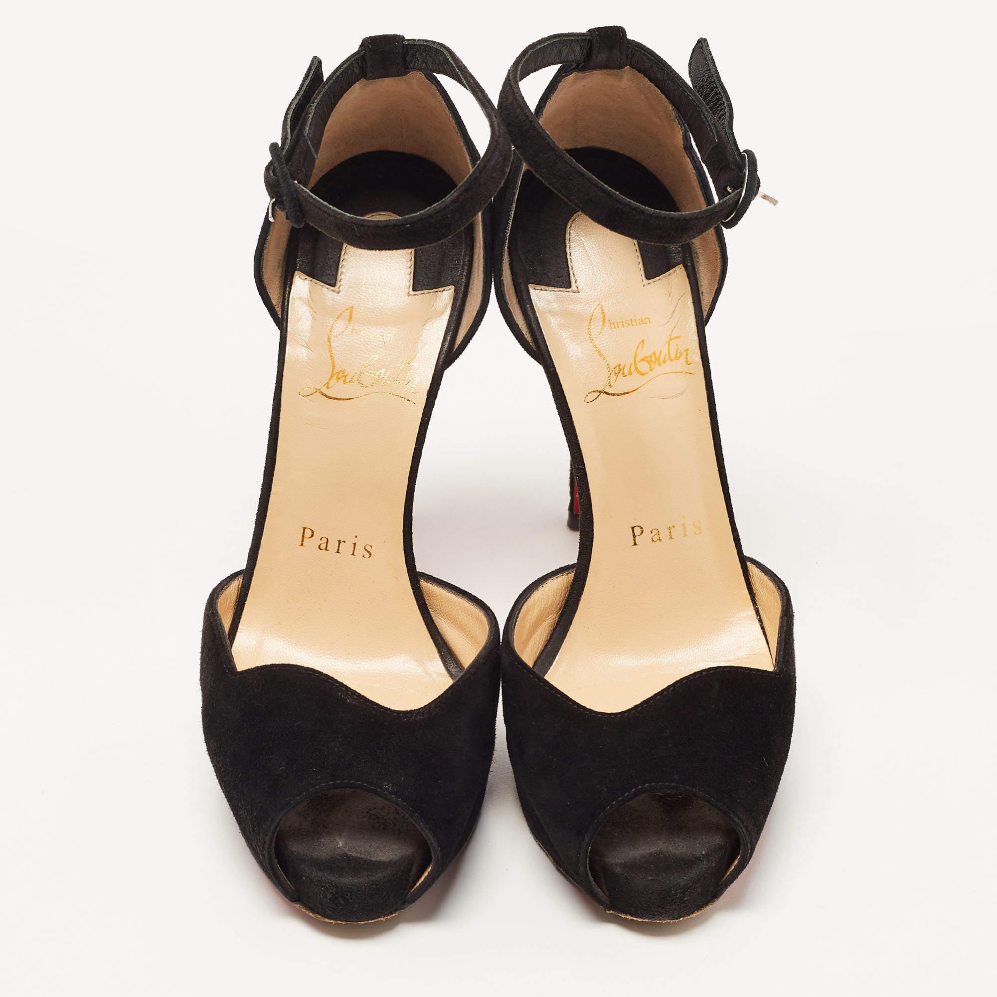 These sandals will frame your feet in an elegant manner. Crafted from quality materials, they display a classy design and comfortable insoles.

