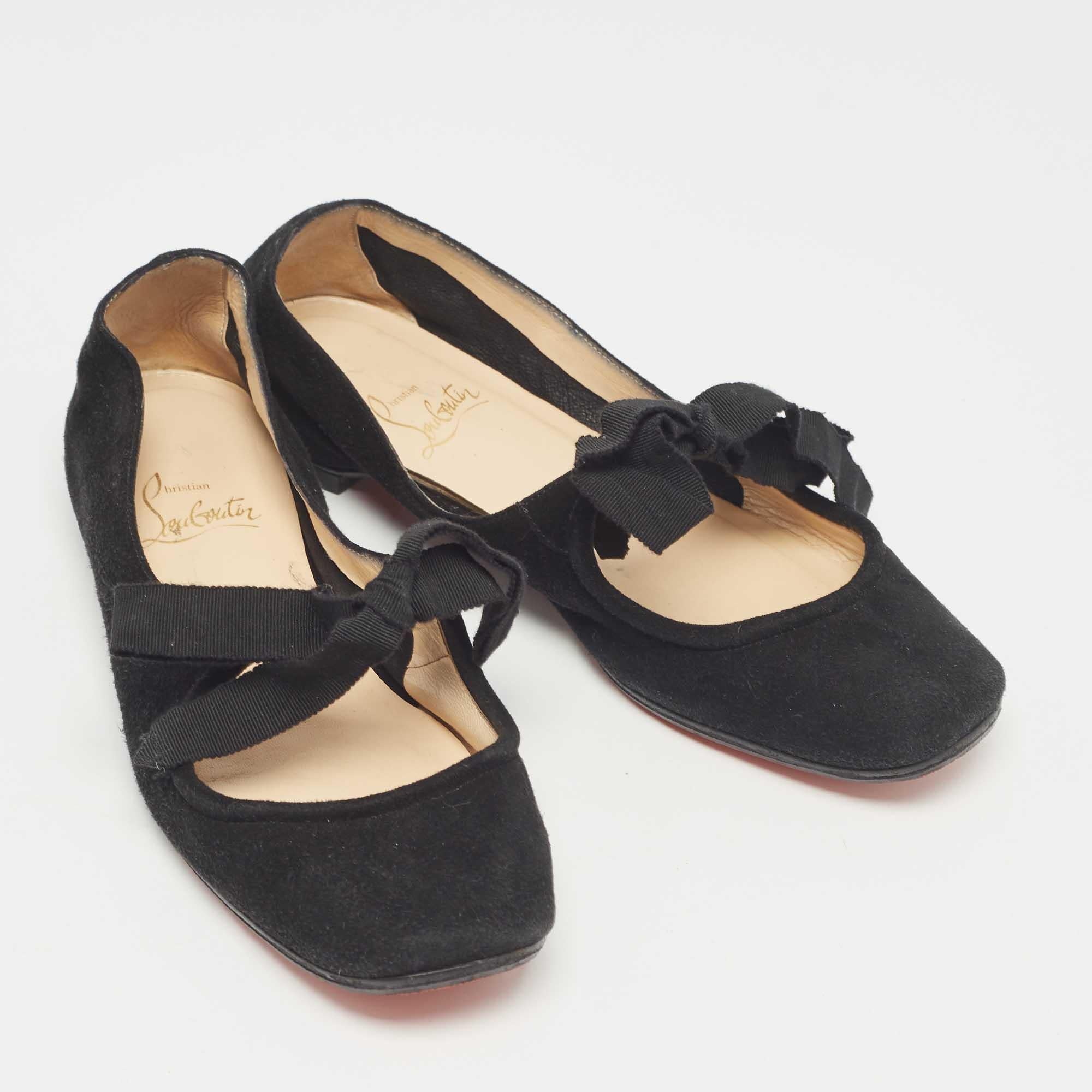 Christian Louboutin Ballerines en daim noir avec nœud papillon Taille 35.5 Bon état - En vente à Dubai, Al Qouz 2