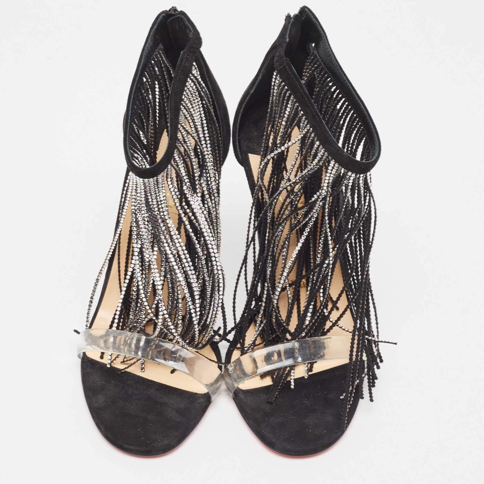 Les sandales de Christian Louboutin respirent le luxe avec leur base en daim noir, leurs ornements en cristal et leurs franges ludiques. La bride cheville ajoute une touche de sophistication, ce qui en fait une pièce glamour.

Comprend : Sac à