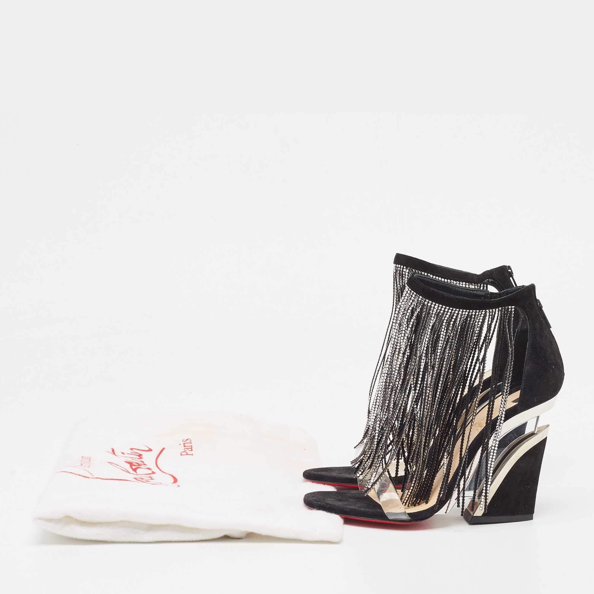 Christian Louboutin - Sandales noires en daim ornées de cristaux à franges Bon état - En vente à Dubai, Al Qouz 2