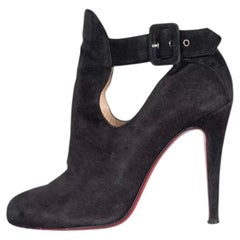 Christian Louboutin – Schwarze Wildleder-Stiefeletten mit Ausschnitten, Größe 38