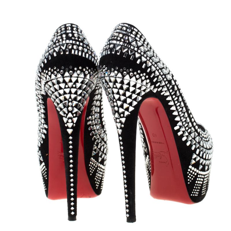 Christian Louboutin Schwarz Wildleder Dekor Strass Plateau Pumps Größe 40 im Zustand „Gut“ in Dubai, Al Qouz 2
