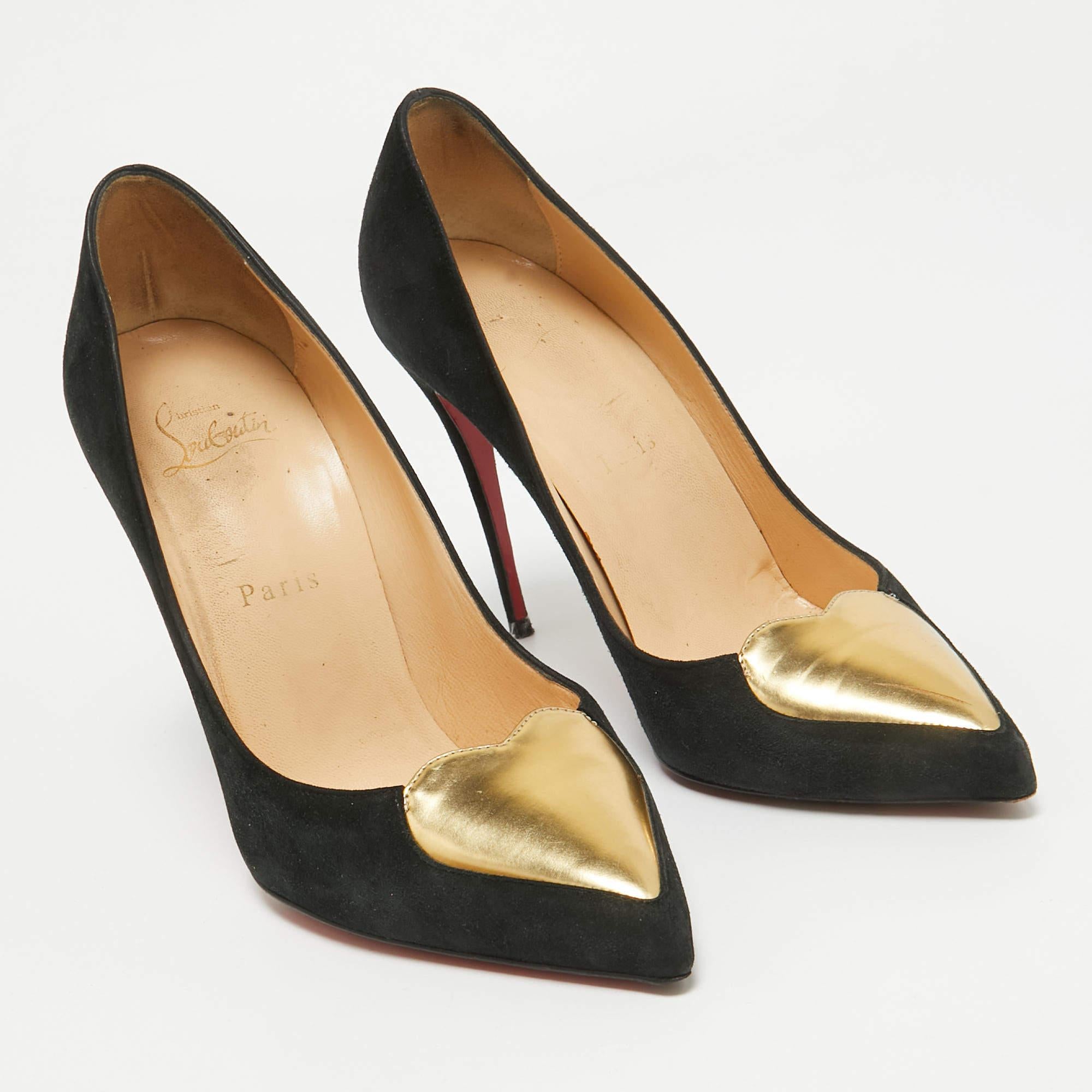Christian Louboutin Escarpins Doracora en daim noir Taille 37.5 État moyen - En vente à Dubai, Al Qouz 2