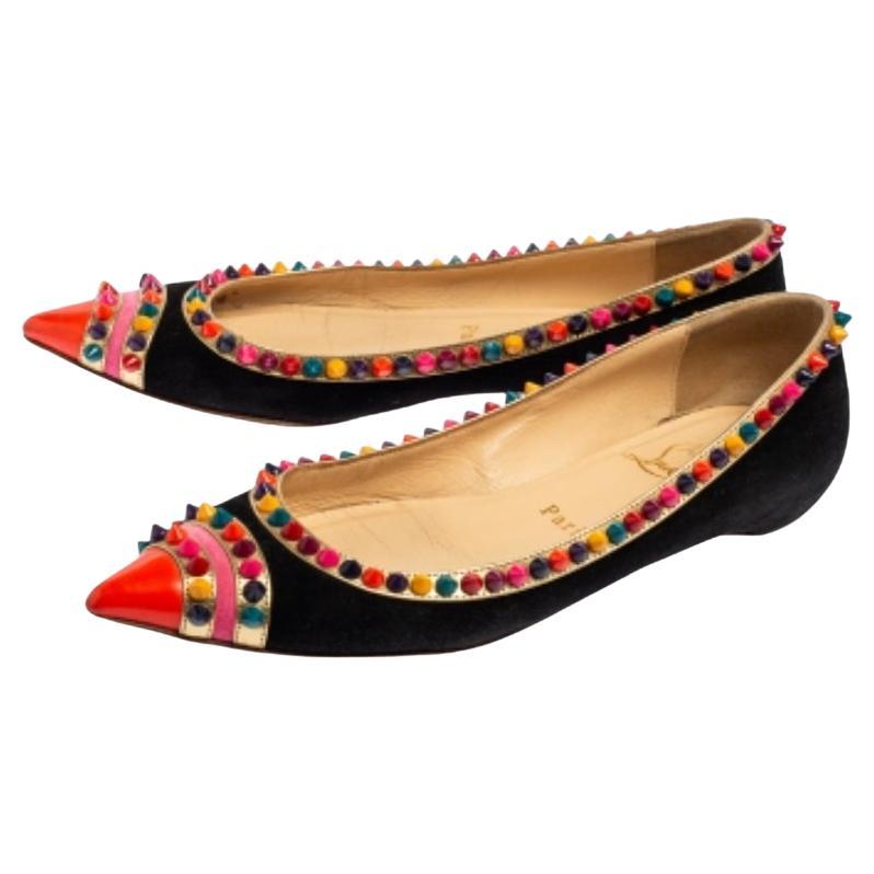 Ces ballerines de la maison Christian Louboutin se distinguent par leur créativité exceptionnelle et leur style distinct. Parfaitement conçues en daim noir sur le dessus, elles arborent des ornements multicolores et des bouts pointus qui leur