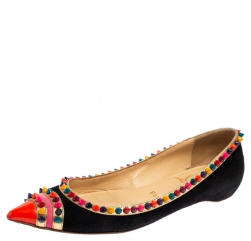 Christian Louboutin - Ballerines en daim noir avec ornements - Taille 35,5 État moyen à Dubai, Al Qouz 2