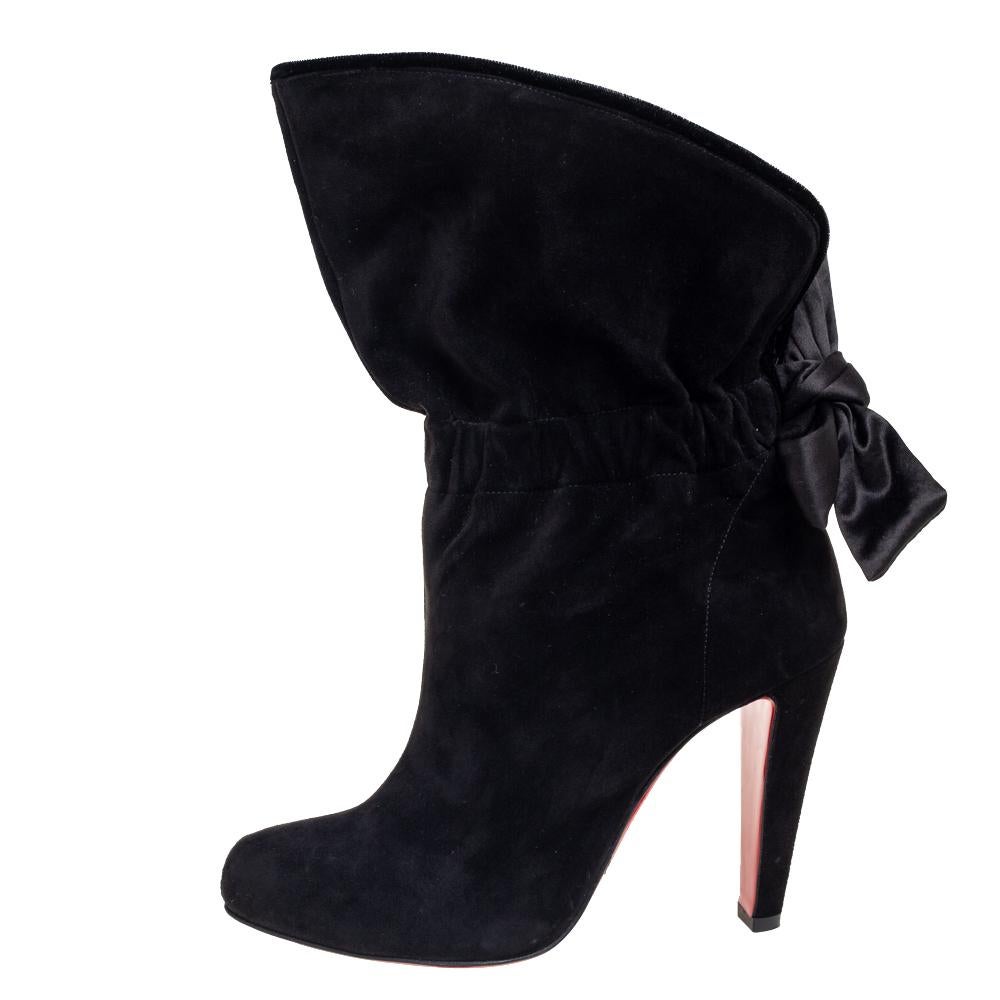 Christian Louboutin lends its fashionable magic to a staple pair of ankle boots with the Kristofa. The shoes we have here are formed using black suede and the loose-fitting top of the design is stylishly secured by a tie closure. High heels and the