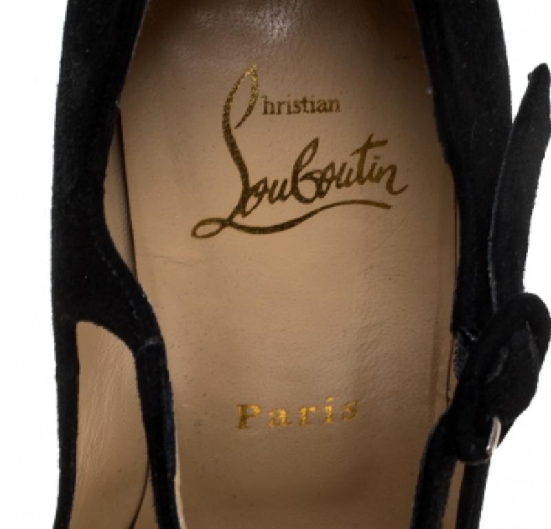 Erhöhen Sie Ihre Vorliebe für Louboutins, indem Sie dieses wunderschöne Paar zu Ihrer Sammlung hinzufügen. Die Pumps sprechen einfach in jeder Naht und Kurve für High Fashion. Das Äußere besteht aus Wildleder und die Pumps sind mit einem Plateau,