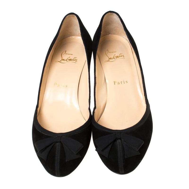 The much loved shoe designer brings to you these Lavalliere pumps to help you conquer the world. These black pumps from Christian Louboutin are crafted from suede and feature a bow on the vamps. The round toe pair is equipped with a 4 cm heel,
