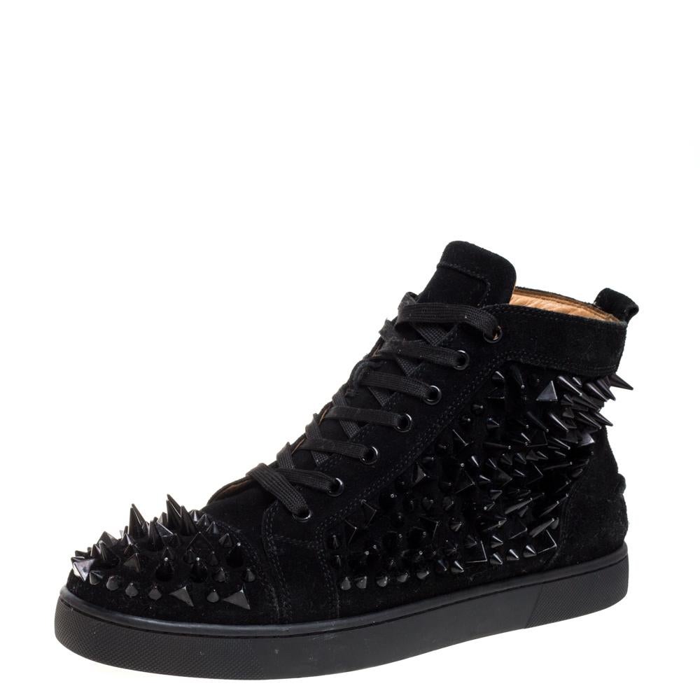 This pair of Pik Pik Louis shoes presents a whole new spin to spiked boots. Its black, suede uppers are densely studded with spikes, giving the pair an edgy look. Black laces provide a tonal look and the sneakers are finished with the bold red