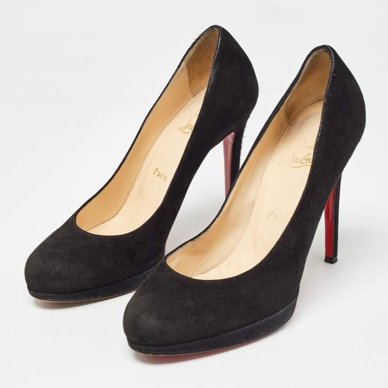 Der 11.5 cm hohe Absatz dieser Christian Louboutin-Pumps verleiht Ihrem Ensemble ein klassisches Update. Er ist aus schwarzem Wildleder gefertigt, seine charakteristischen rot lackierten Sohlen markieren das Erbe der Marke und er verkörpert eine