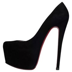 Christian Louboutin Bombas de plataforma de ante negro Talla 37