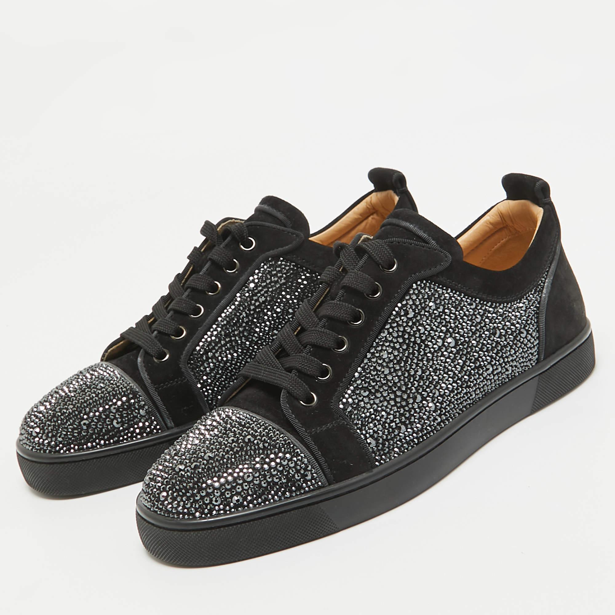 Verleihen Sie Ihrem Outfit ein luxuriöses Update mit diesem Paar Christian Louboutin Sneakers. Die Schuhe sind perfekt genäht, so dass Sie in ihnen lange Zeit eine gute Figur machen.