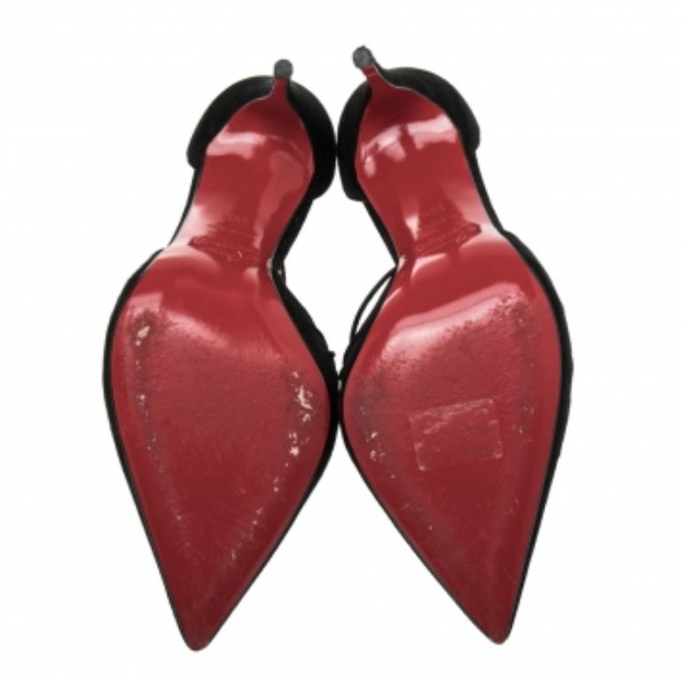 Chi non ama le scarpe di tendenza, soprattutto se sono di Christain Louboutin! Queste décolleté Riri sono avvolte in una ricca pelle scamosciata e sfoggiano una classica tonalità nera. Hanno dettagli cut-out, stringhe in pelle e tacchi a spillo. Ti
