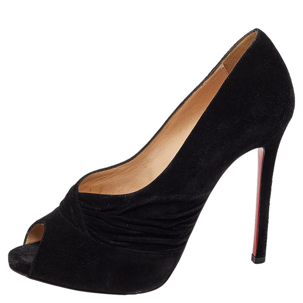 This pair of pumps from the house of Christian Louboutin is extremely versatile and trend-savvy. Feel beautiful and be comfortable while flaunting these suede pumps that are enhanced with ruched details on the vamps. These beauties are designed with