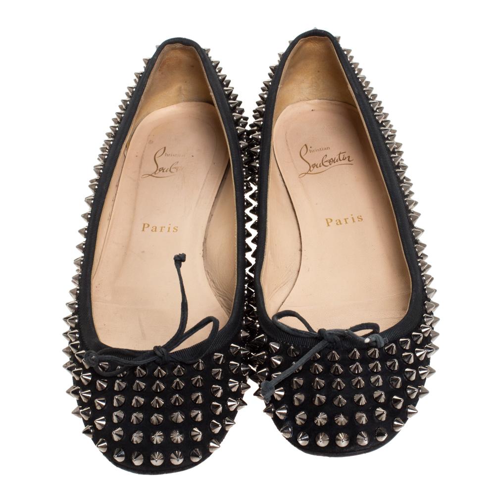 The house of Christian Louboutin brings forth a smart silhouette in the form of these flats that feature spikes and bow detail on the vamps. This pair of ballet flats have been crafted from suede in black that makes them a chic choice for making a