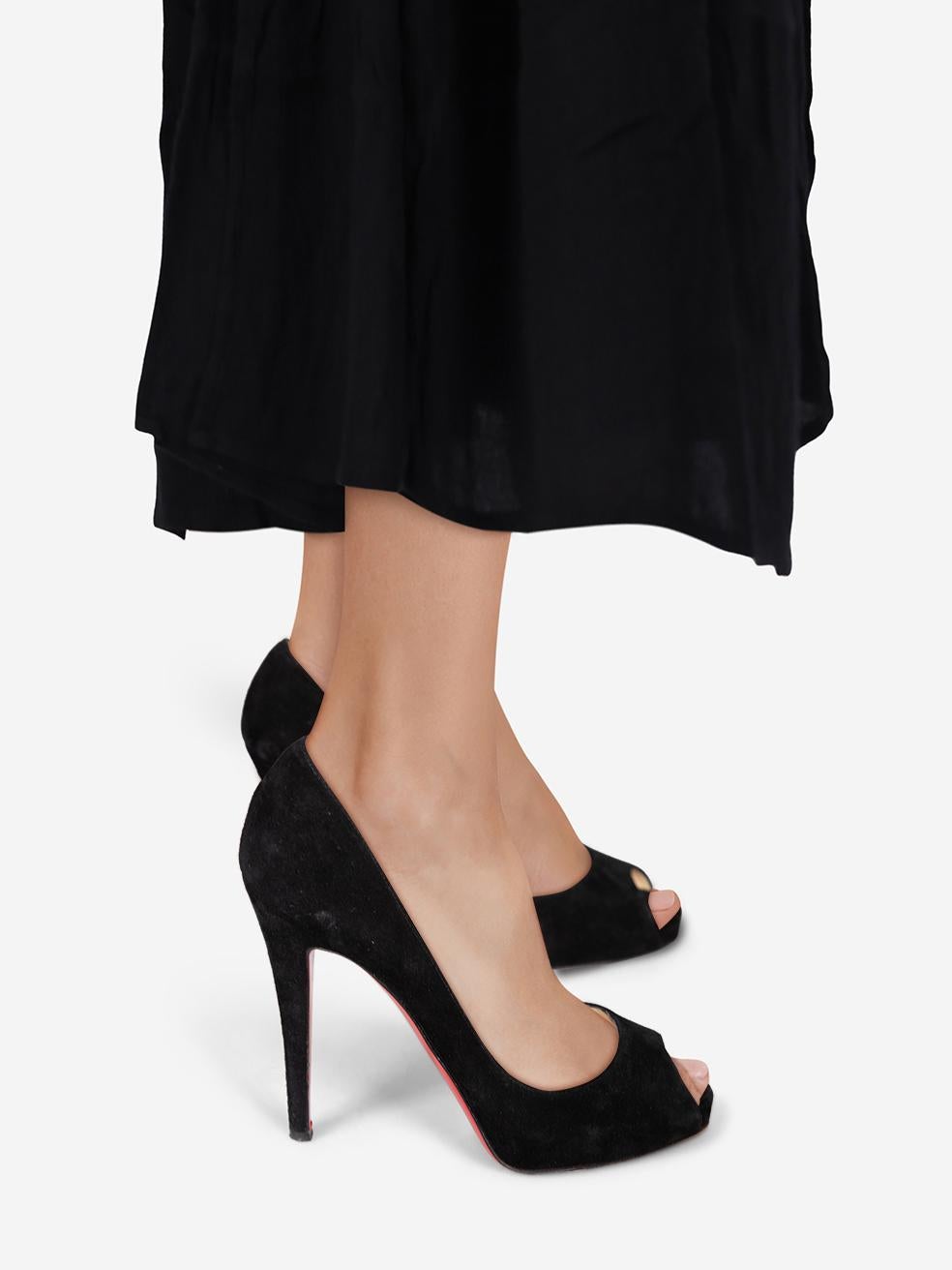 L'ÉTAT est très bon. L'usure des talons est minime. Usure minimale aux talons, aux orteils et aux deux côtés des deux chaussures où l'on peut voir de légères abrasions. Il y a une décoloration des semelles intérieures sur les deux chaussures sur cet