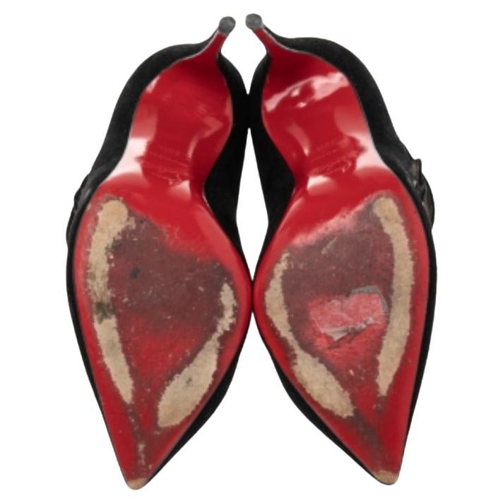 Christian Louboutin vous présente cette superbe paire d'escarpins Viennana, parfaits pour le jour comme pour le soir. Confectionnés en daim noir, ces escarpins à bouts pointus présentent des brides boutonnées sur l'empeigne, un design épuré et des